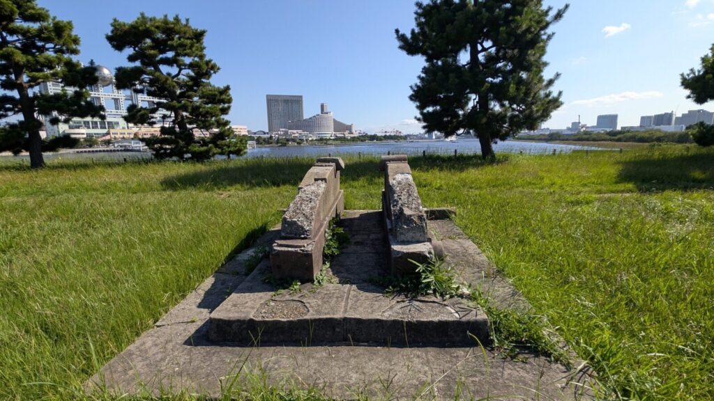 品川台場の砲台。お台場を背景に。